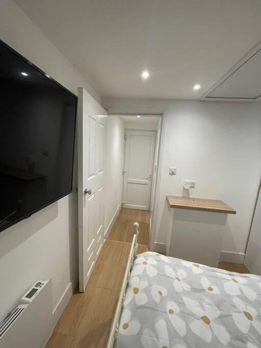גלוסטר 1 Bedroom Guest Suite Near City Centre. מראה חיצוני תמונה